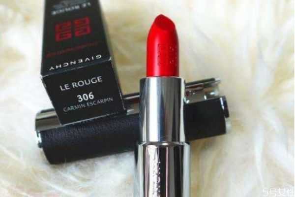 涂口红嘴唇内侧积线怎么回事？嘴唇内侧如何涂上口红