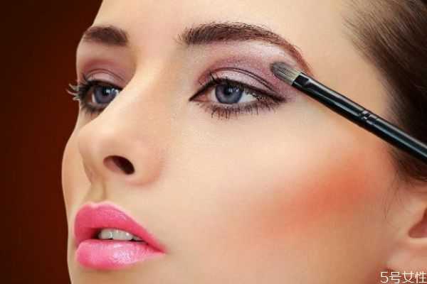 眼妆总是晕染怎么办？如何化眼妆不晕染