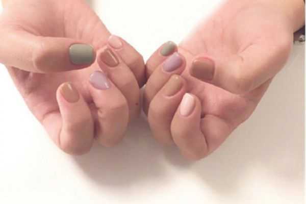 莫兰迪色美甲图 几何线条美甲图片