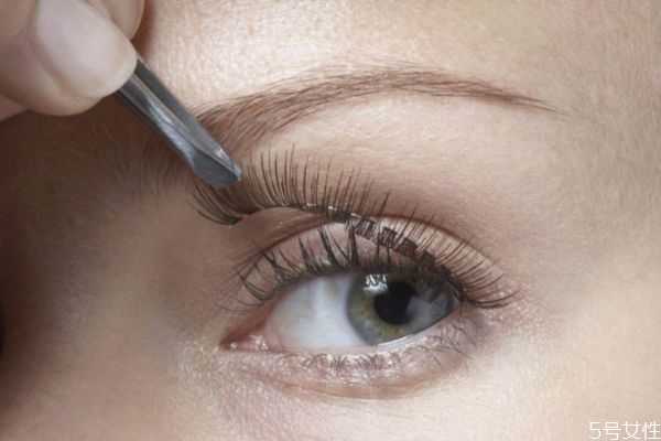 新手可以自己贴假睫毛吗？新手如何粘假睫毛