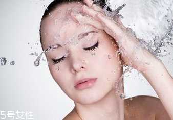 皮肤缺水的原因有哪些？改善皮肤干燥的补水小方法