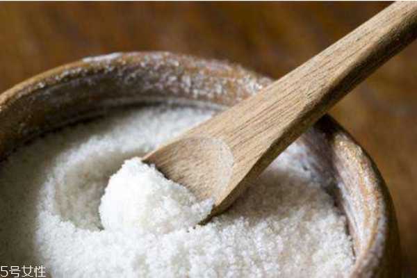 用盐水洗脸后用洁面乳吗 用盐水洗脸后用洁面乳吗