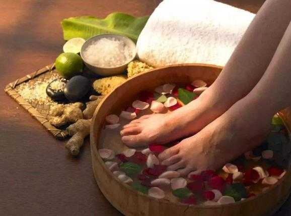 女生经期泡脚的好处！经期能不能用生姜泡脚？