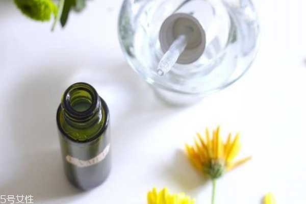 精华液按压式和滴管式哪个好