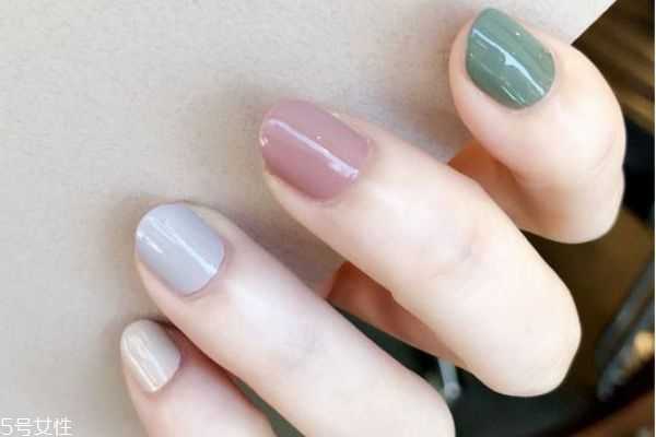 莫兰迪色美甲图 几何线条美甲图片