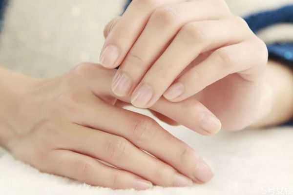 美甲第一步骤先用什么？普通指甲油可以用美甲灯烤吗