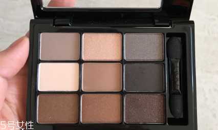 眼影打底色什么颜色显白显年轻？