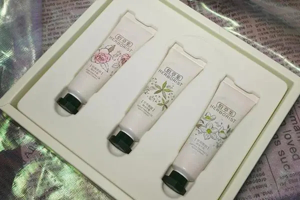 用了护手霜可以吃东西吗 用了护手霜可以吃东西吗