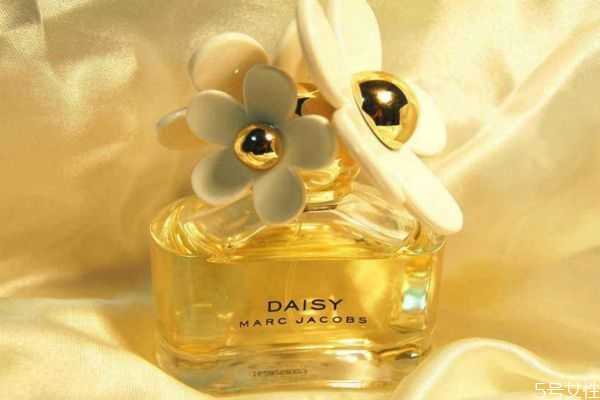 什么香水适合20岁女人？适合20岁女人的香水推荐