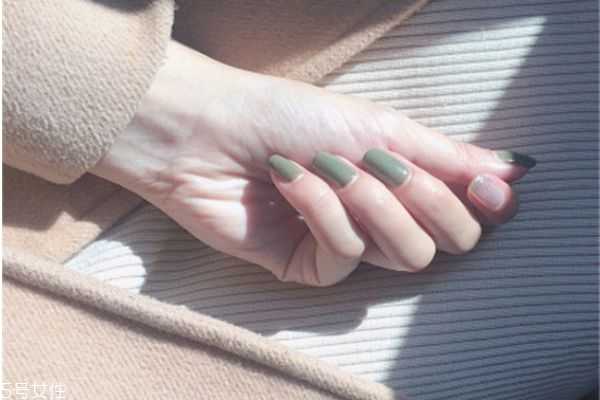 莫兰迪色美甲图 几何线条美甲图片