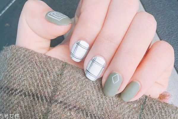 莫兰迪色美甲图 几何线条美甲图片