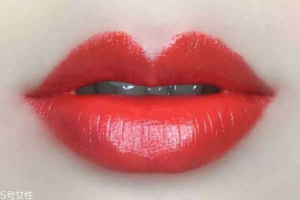 涂了口红嘴唇边有白色积线正常吗 口红积白线太可怕