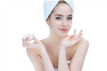 皮肤缺水的原因有哪些？改善皮肤干燥的补水小方法