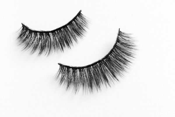 新手可以自己贴假睫毛吗？新手如何粘假睫毛