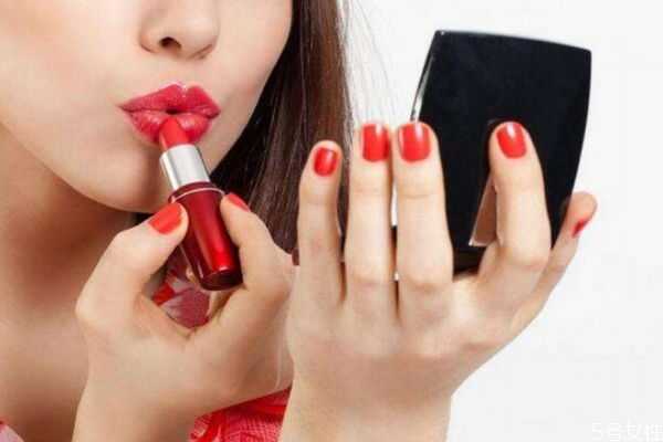 嘴巴厚涂口红油腻怎么处理？厚嘴唇怎样涂口红