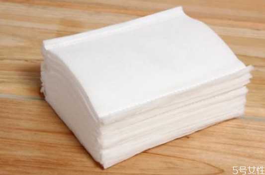 卸妆油能用化妆棉吗?为什么卸妆油不能用卸妆棉擦 卸妆油能用化妆棉吗?为什么卸妆油不能用卸妆棉擦