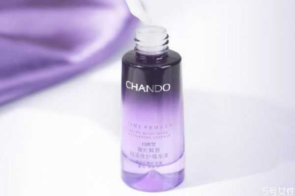 自然堂小紫瓶精华含酒精吗？自然堂小紫瓶敏感肌可以用吗