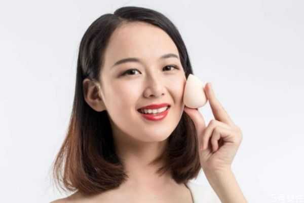 粉底液用刷子和用海绵有何区别？底妆用刷子还是海绵