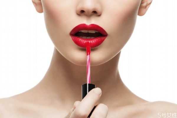 嘴巴厚涂口红油腻怎么处理？厚嘴唇怎样涂口红