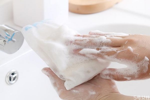 起泡网可以洗澡吗？起泡网和浴球的区别