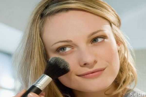 粉底液用刷子和用海绵有何区别？底妆用刷子还是海绵