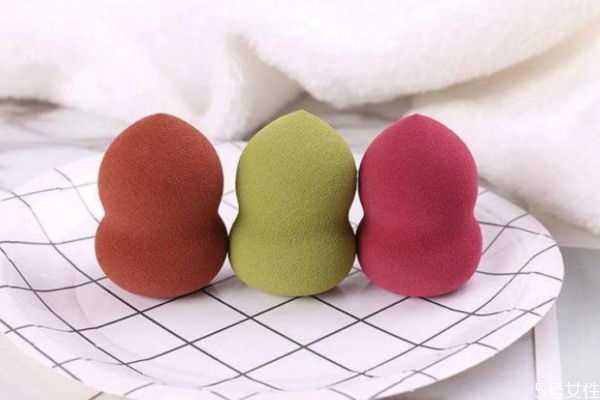 上隔离美妆蛋要打湿吗？美妆蛋涂隔离需要打湿吗