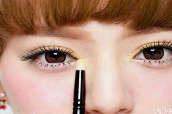 暖黄色眼妆怎么画？黄色眼影画法步骤