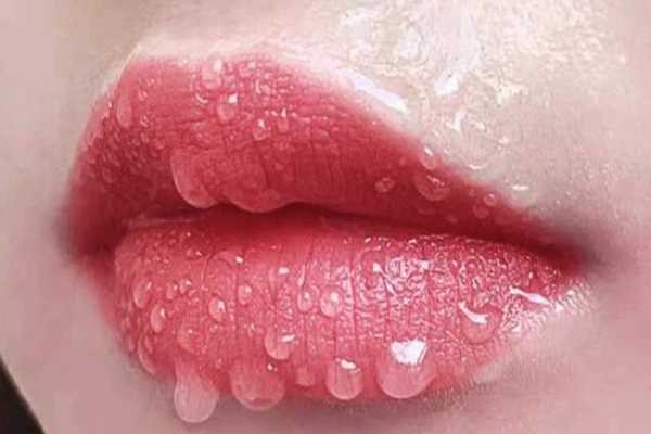 口红雨衣有没有必要买