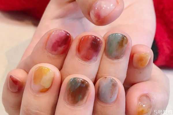 美甲不亮了怎样补救？美甲最后一层涂的是什么