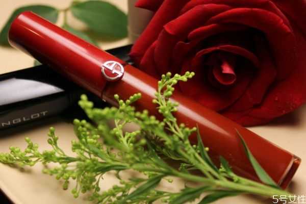 新手适合口红还是唇釉?初学者唇釉和口红哪个好 新手适合口红还是唇釉?初学者唇釉和口红哪个好