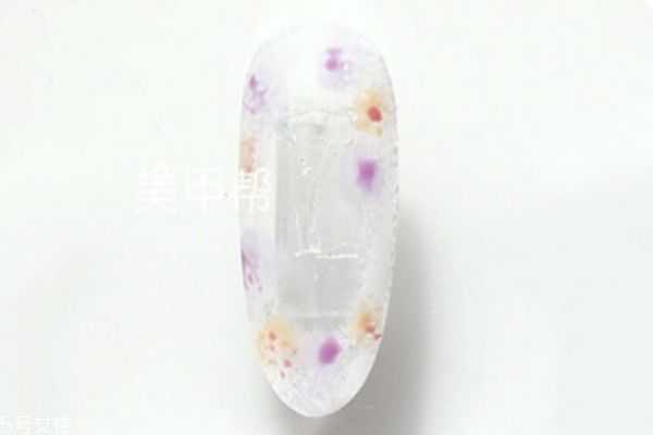 花朵美甲怎么做?小清新美甲教程图解 花朵美甲怎么做?小清新美甲教程图解