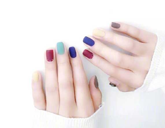 纯色跳色美甲图片 显手白跳色美甲