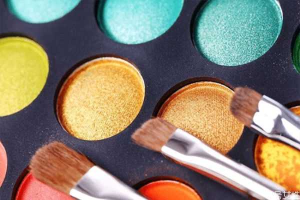 眼影闪粉怎么用？偏光和珠光眼影有什么区别