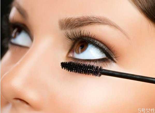 睫毛膏干了可以加爽肤水吗 睫毛膏干了可以加爽肤水吗