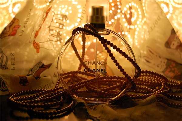 香水喷多了怎么快速散味？香味一般多长时间会自然散去