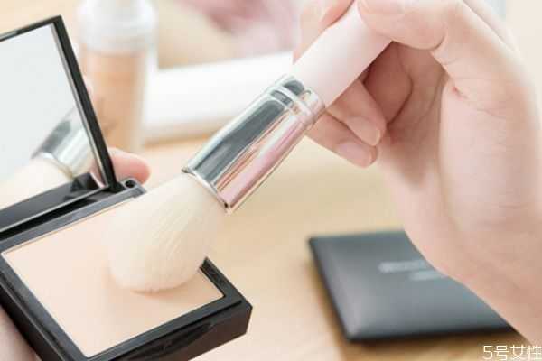 散粉刷怎么使用？散粉刷可以用来上粉饼吗