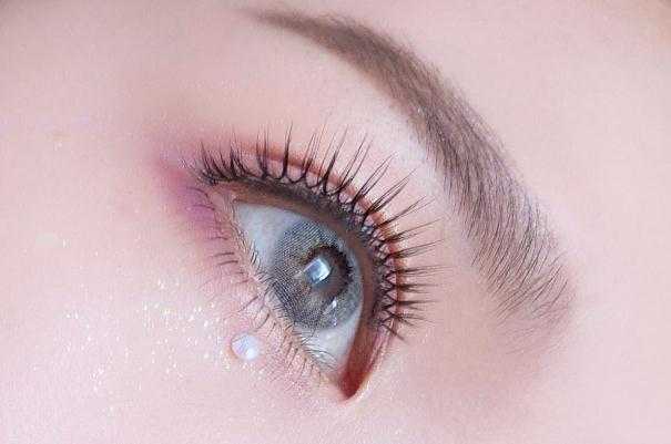 戴假睫毛对眼睛有害吗