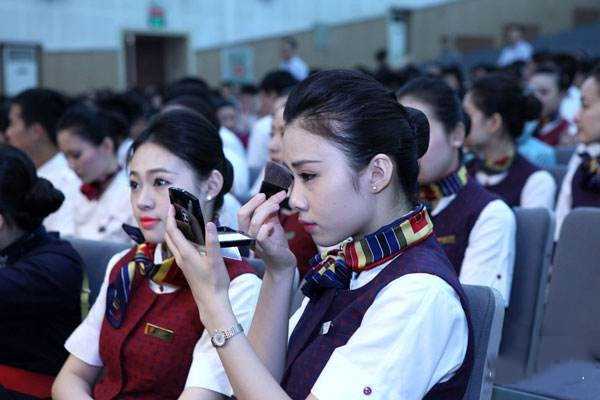 只擦气垫不定妆可以吗？定妆用了粉饼还用散粉吗