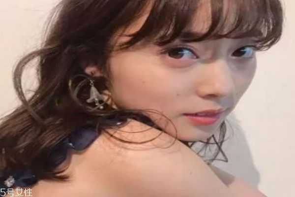 夜间精华白天能用吗