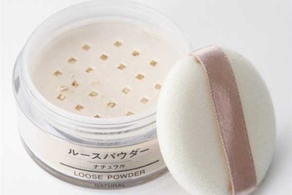 蜜粉用粉扑好还是刷子 蜜粉用粉扑好还是刷子