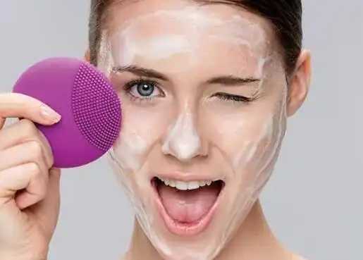 洁面霜适合白天用还是晚上用？洁面霜的最佳使用时间