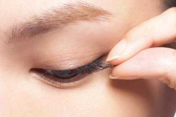 戴假睫毛对眼睛有害吗