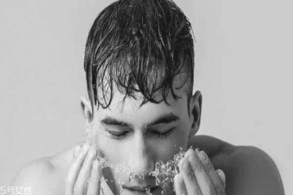 男生擦脸一般用什么