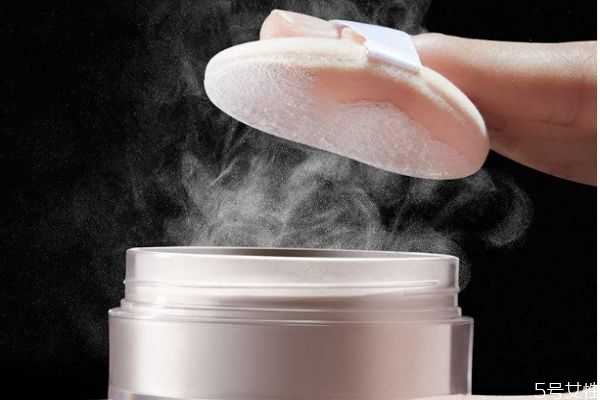 蜜粉怎么用才不浮粉?使用蜜粉不浮粉的方法