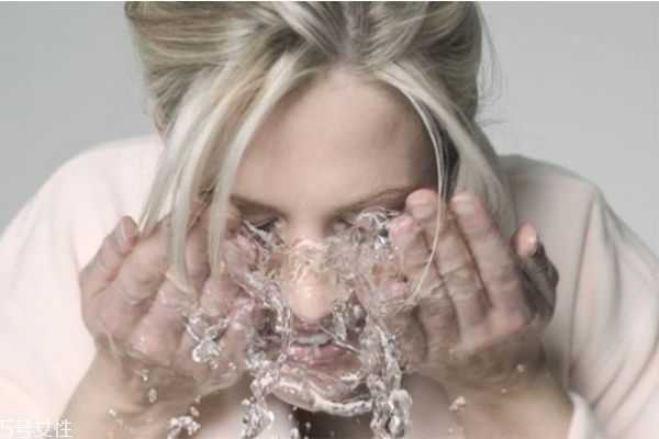 皂基洗面奶适合油皮吗 皂基洗面奶适合油皮吗