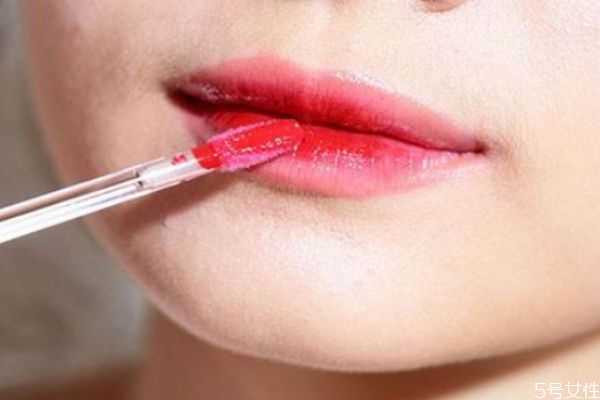 唇釉分层了还能用吗?唇釉分层了怎么回事 唇釉分层了还能用吗?唇釉分层了怎么回事