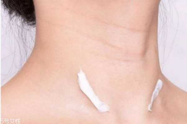 很年轻为什么就有颈纹