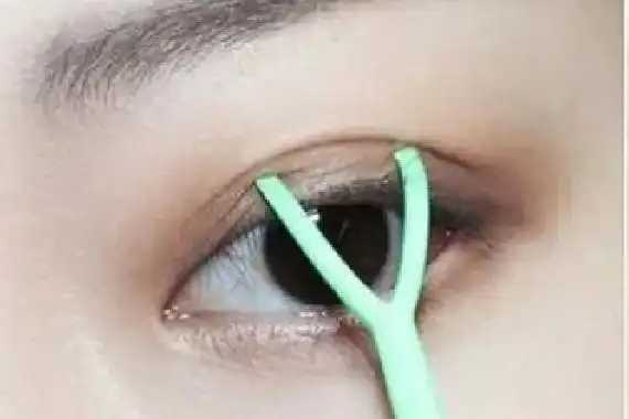 双眼皮贴是在眼影之前还是之后