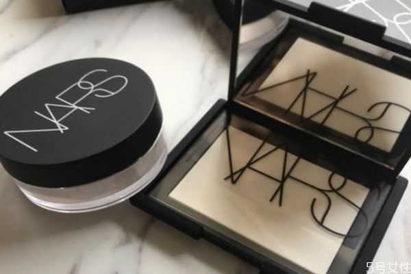 粉饼是按压还是涂抹？打了粉饼后还可以打散粉定妆吗