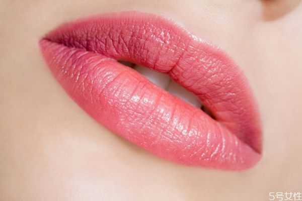 唇彩和口红哪个危害小？唇彩是什么做的
